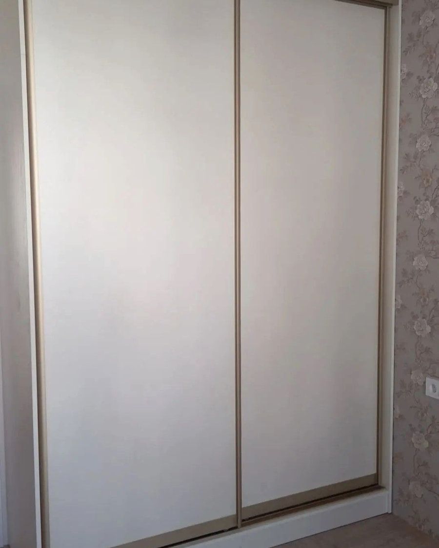Встроенный шкаф-купе под потолок — Евпатория, спальня. ЛДСП, кромка ПВХ, двери купе.
