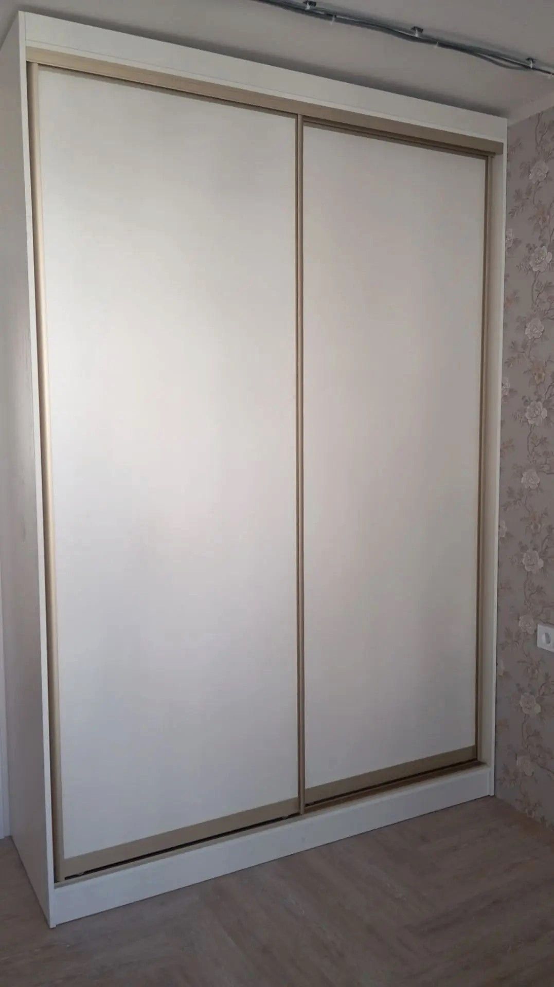 Встроенный шкаф-купе под потолок — Евпатория, спальня. ЛДСП, кромка ПВХ, двери купе.